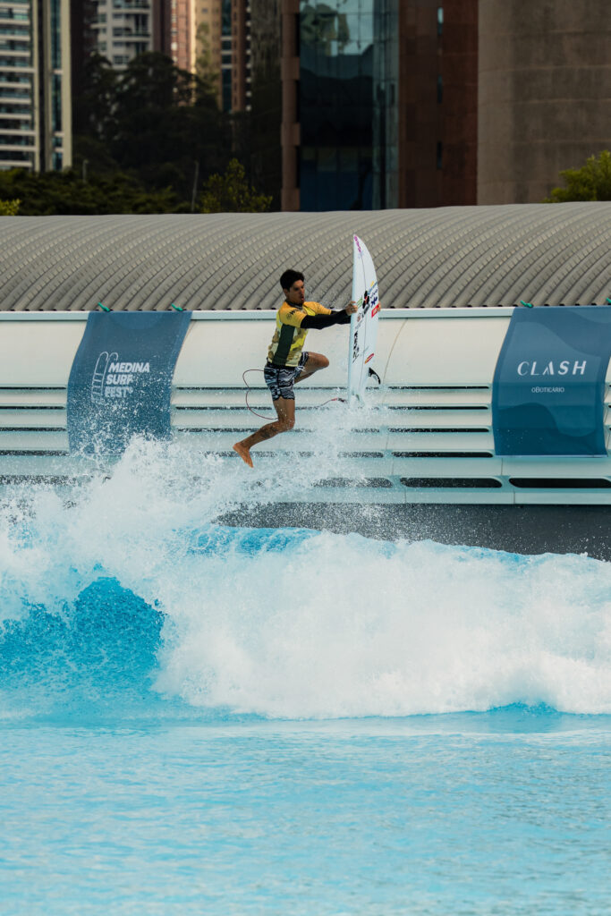 Gabriel Medina superman